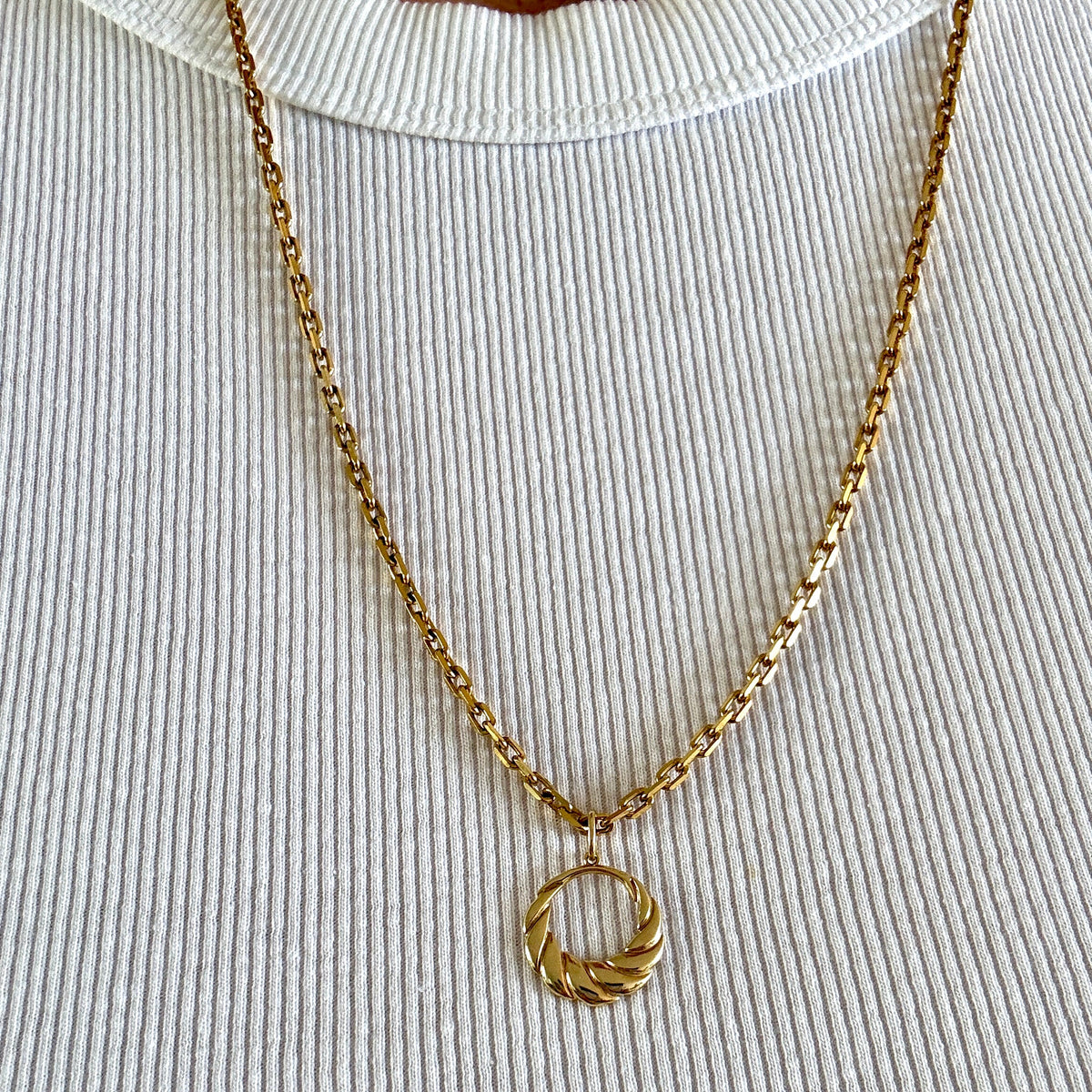 Fine 9ct croissant style pendant - a sweet little addition to your necklace