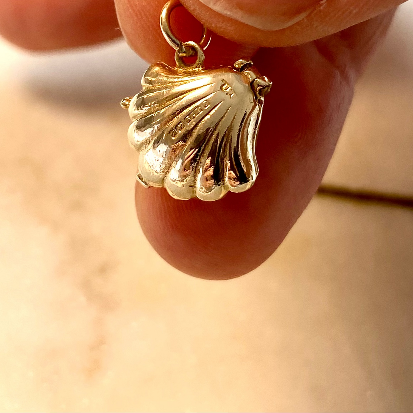SOLD - Vintage 9ct gold articulated double shell charm