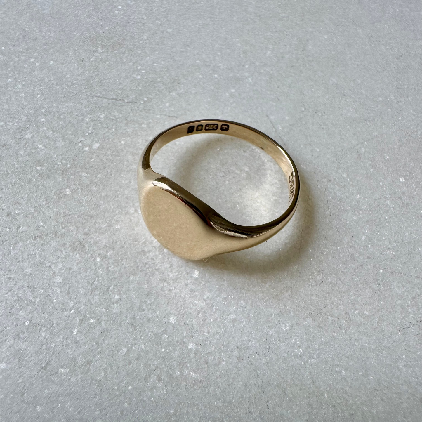 Vintage 1973 British 9ct gold pinky signet ring (G1/4 - small size)