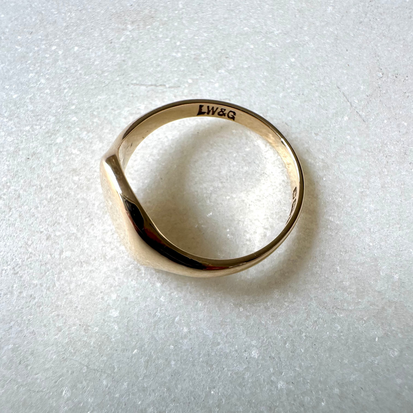 Vintage 1973 British 9ct gold pinky signet ring (G1/4 - small size)