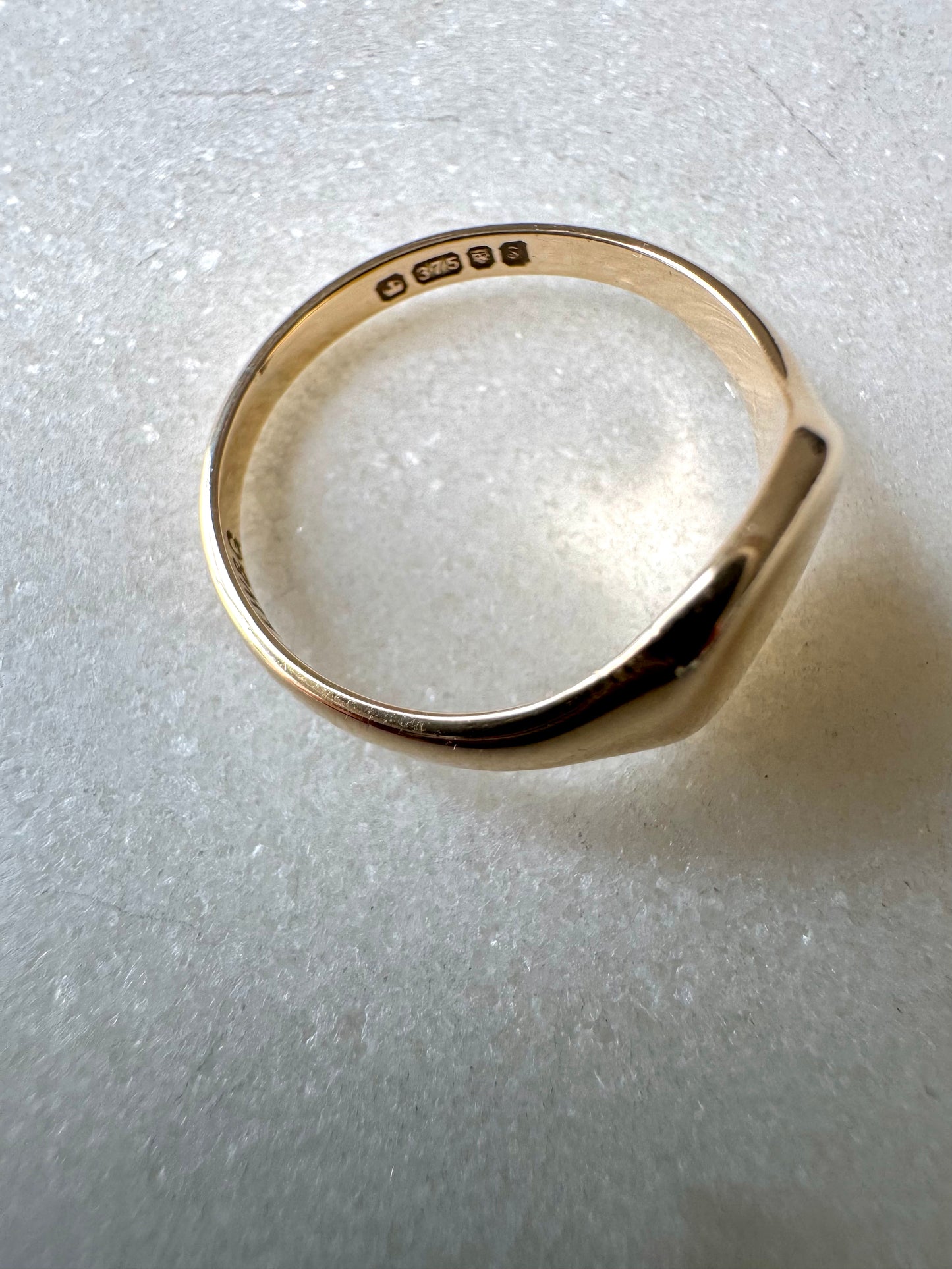 Vintage 1973 British 9ct gold pinky signet ring (G1/4 - small size)