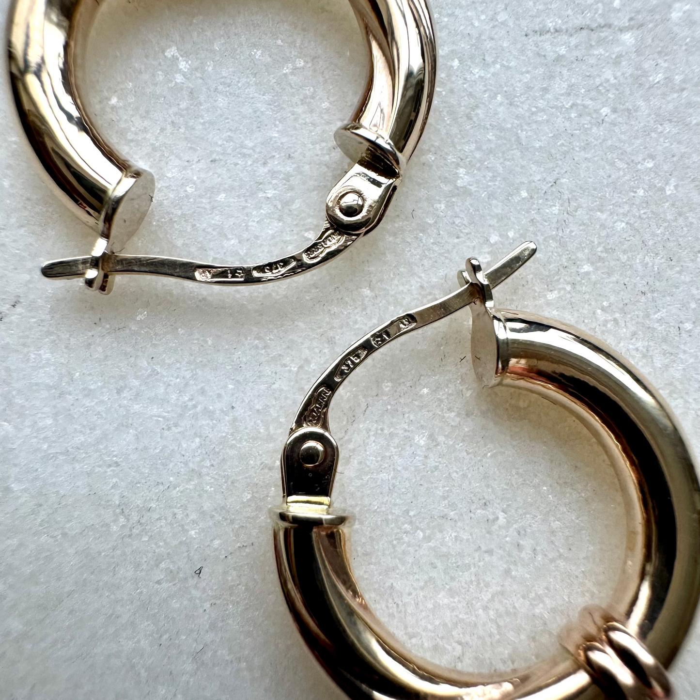 Vintage Unoaerre small hoops with a twist!