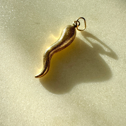 Vintage 18ct gold SHIMMERING Horn of Cornucopia pendant