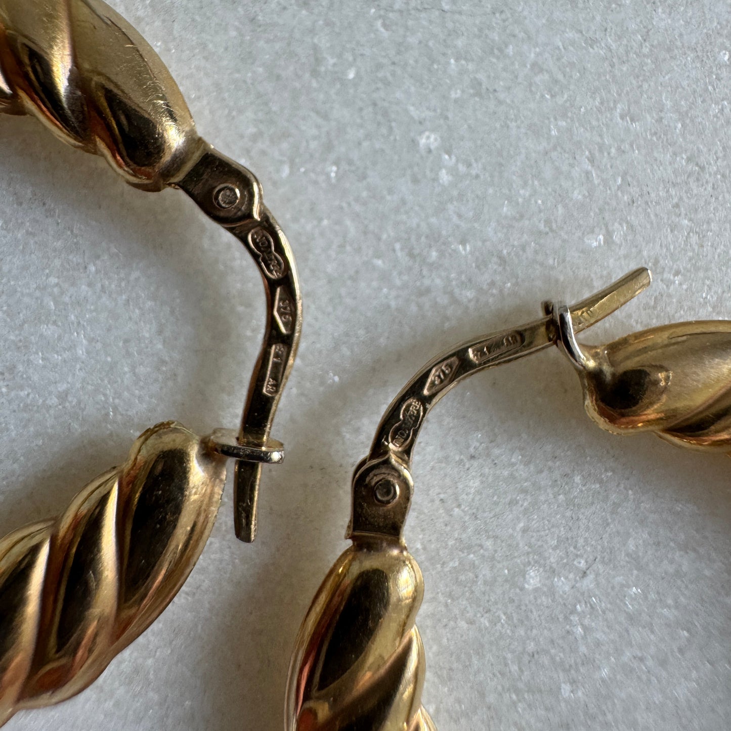 Large vintage 9ct Unoaerre croissant style hoop earrings! Rare!