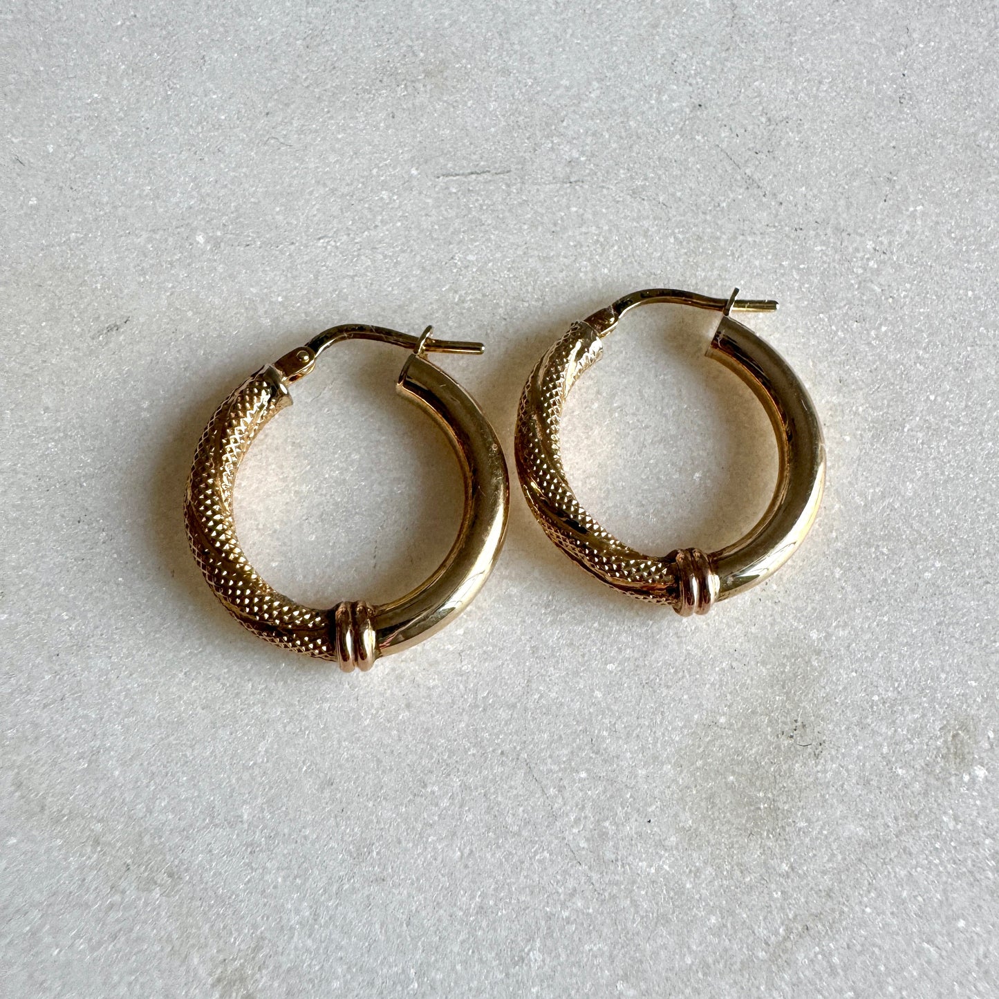 Vintage 9ct Italian Unoaerre detailed hoop earrings