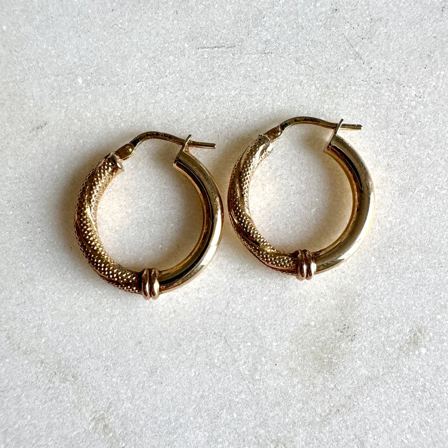 Vintage 9ct Italian Unoaerre detailed hoop earrings