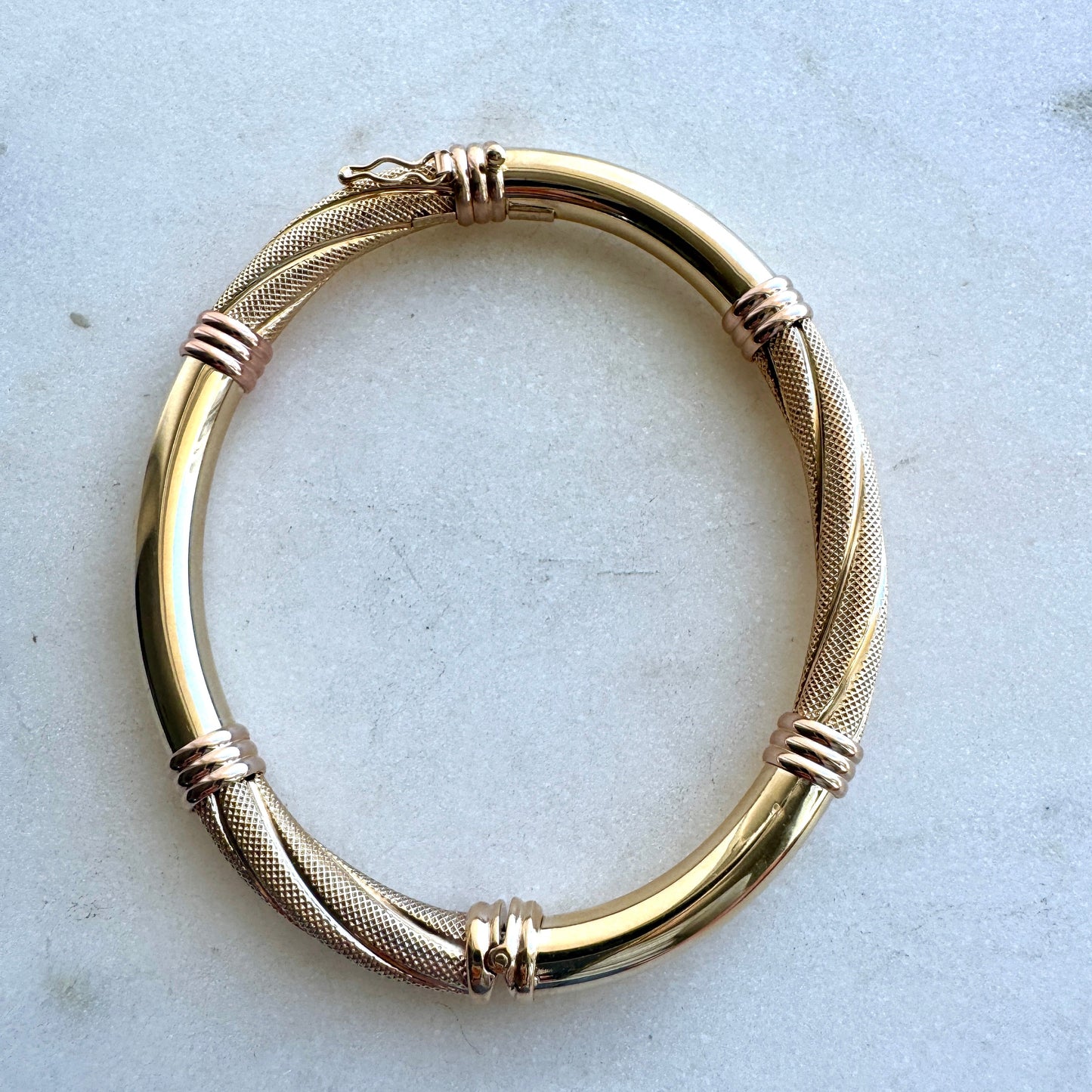 Vintage Unoaerre 9ct bangle - You need to see it to understand!