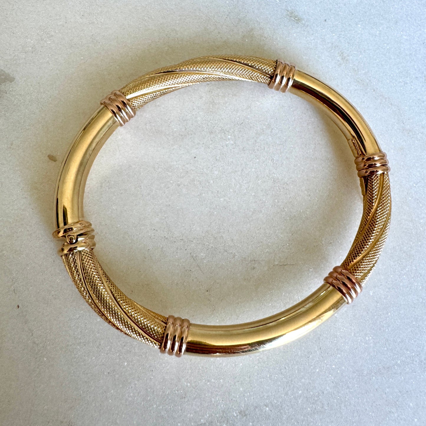 Vintage Unoaerre 9ct bangle - You need to see it to understand!