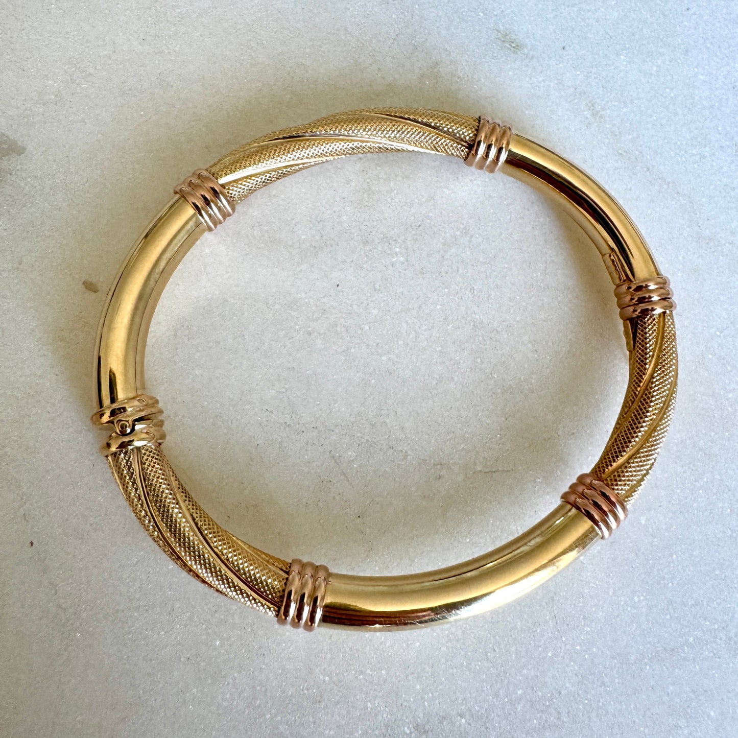 Vintage Unoaerre 9ct bangle - You need to see it to understand!