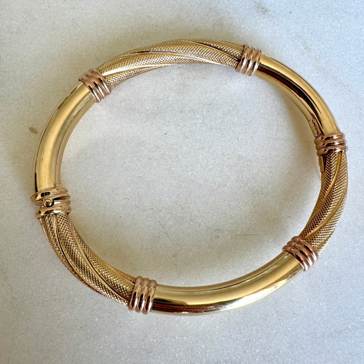 Vintage Unoaerre 9ct bangle - You need to see it to understand!