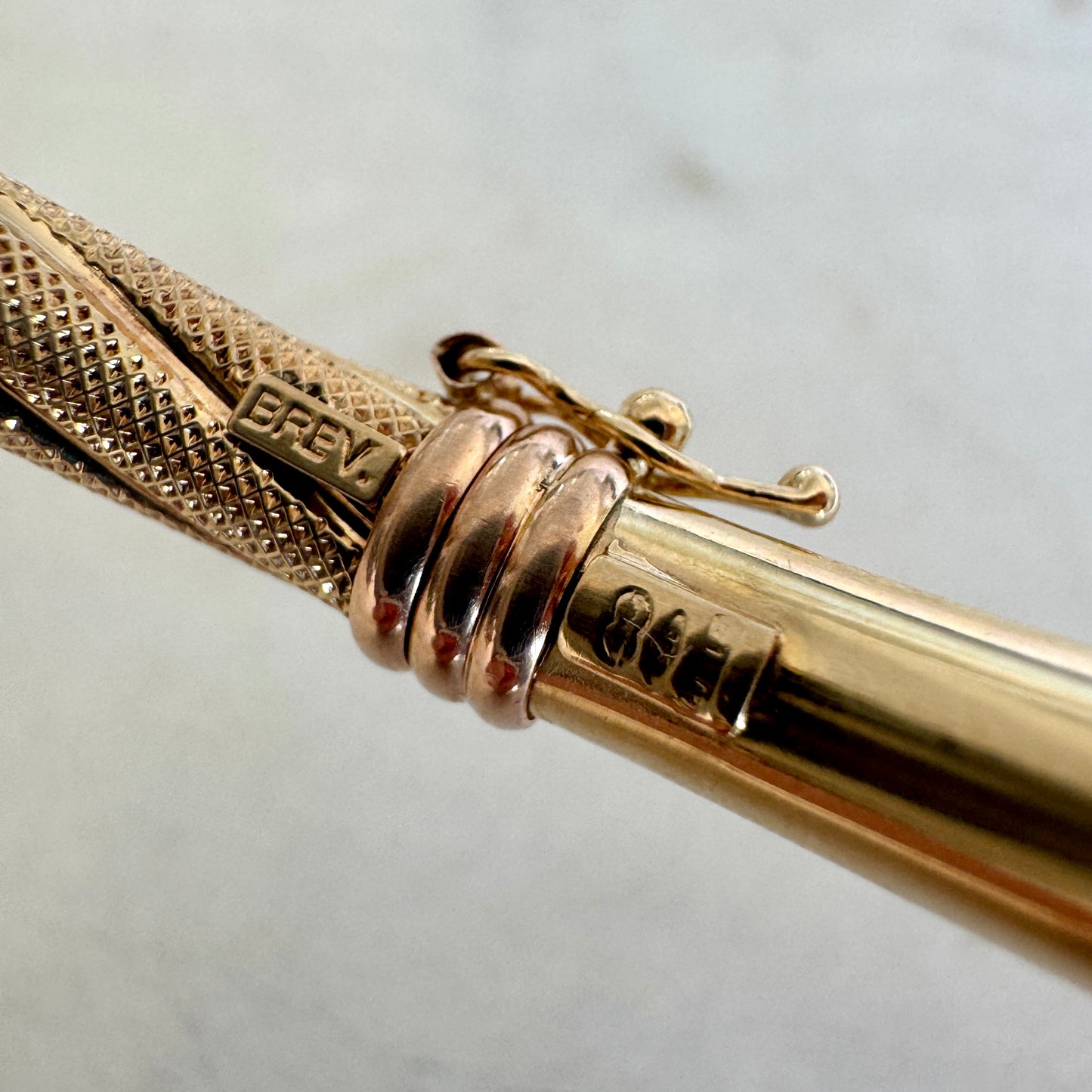 Vintage Unoaerre 9ct bangle - You need to see it to understand!