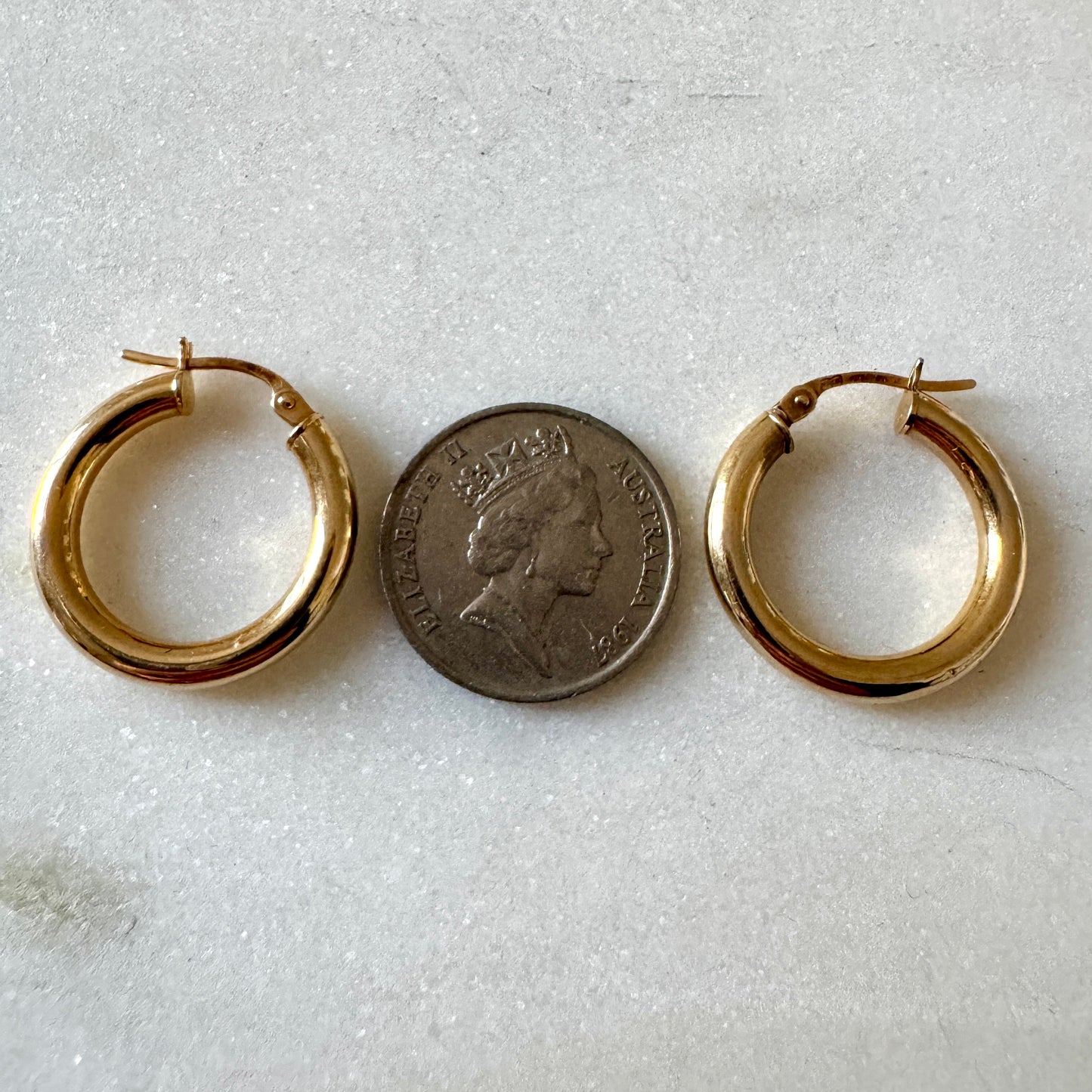 Vintage Unoaerre 9ct hoop earrings - great size!