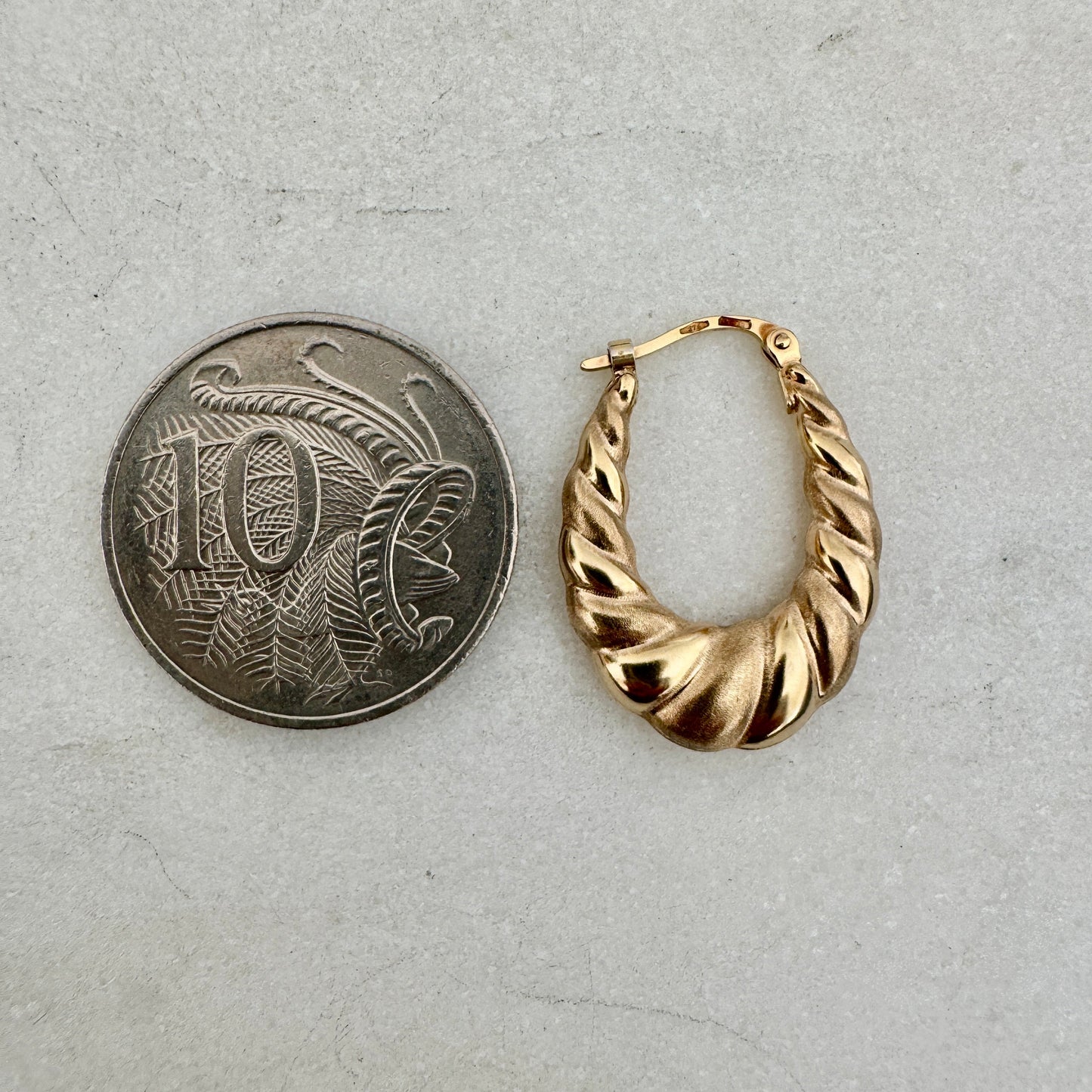 9ct Vintage Unoaerre medium croissant (shrimp) earrings