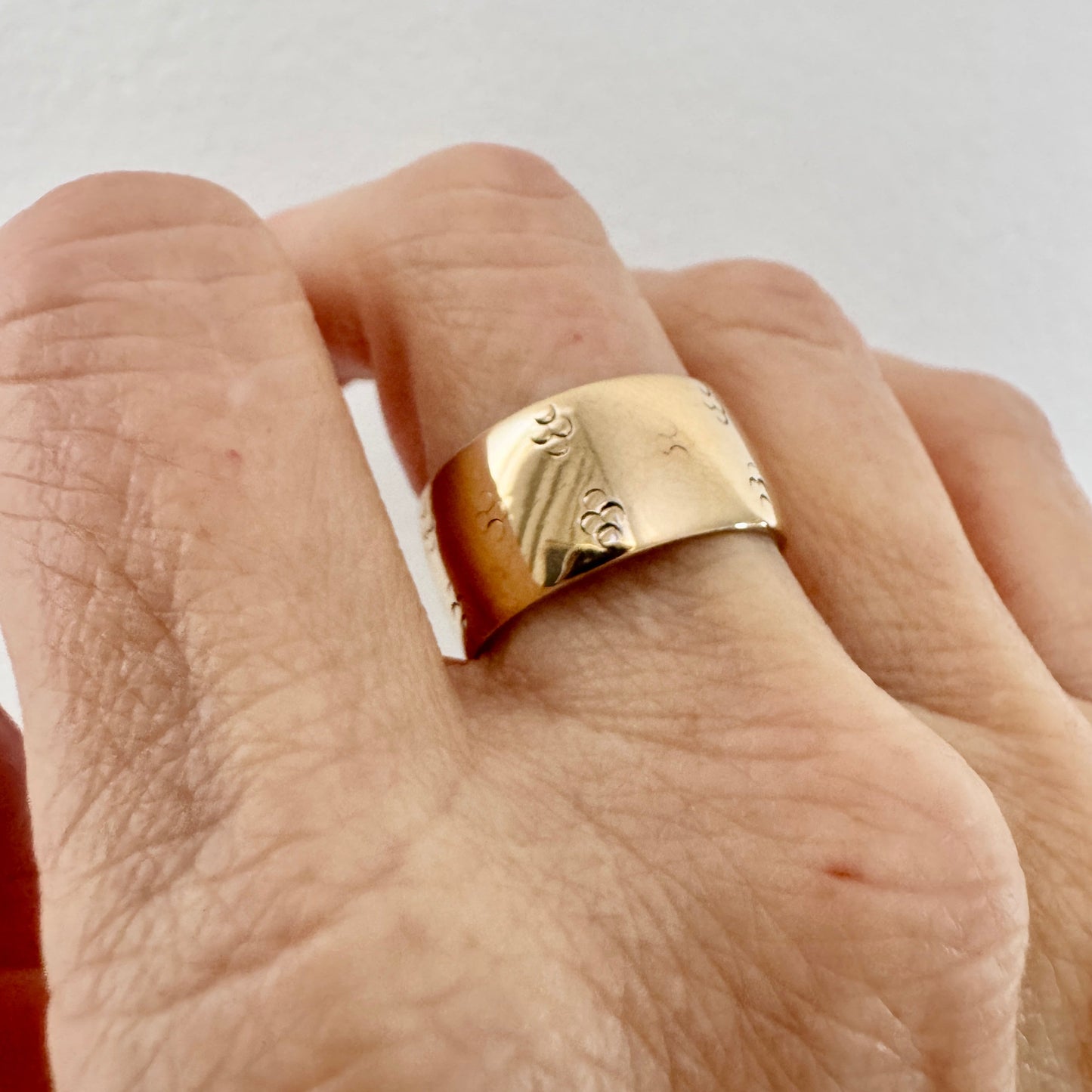 RARE heavy vintage 9ct gold patterned CIGAR band - Slightly smaller than a size Q