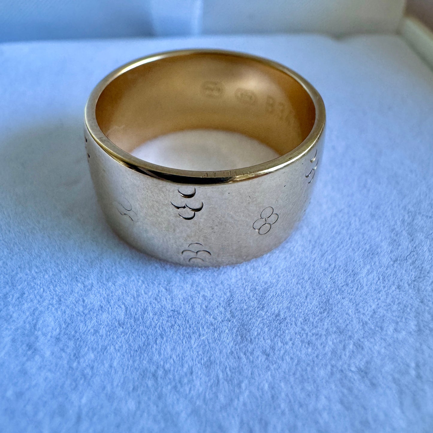 RARE heavy vintage 9ct gold patterned CIGAR band - Slightly smaller than a size Q