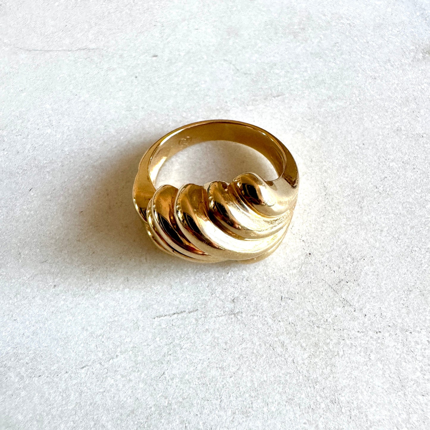 Rings like this are RARE - 18ct sculptural cloud/croissant ring - INCREDIBLE!! Size K 1/2