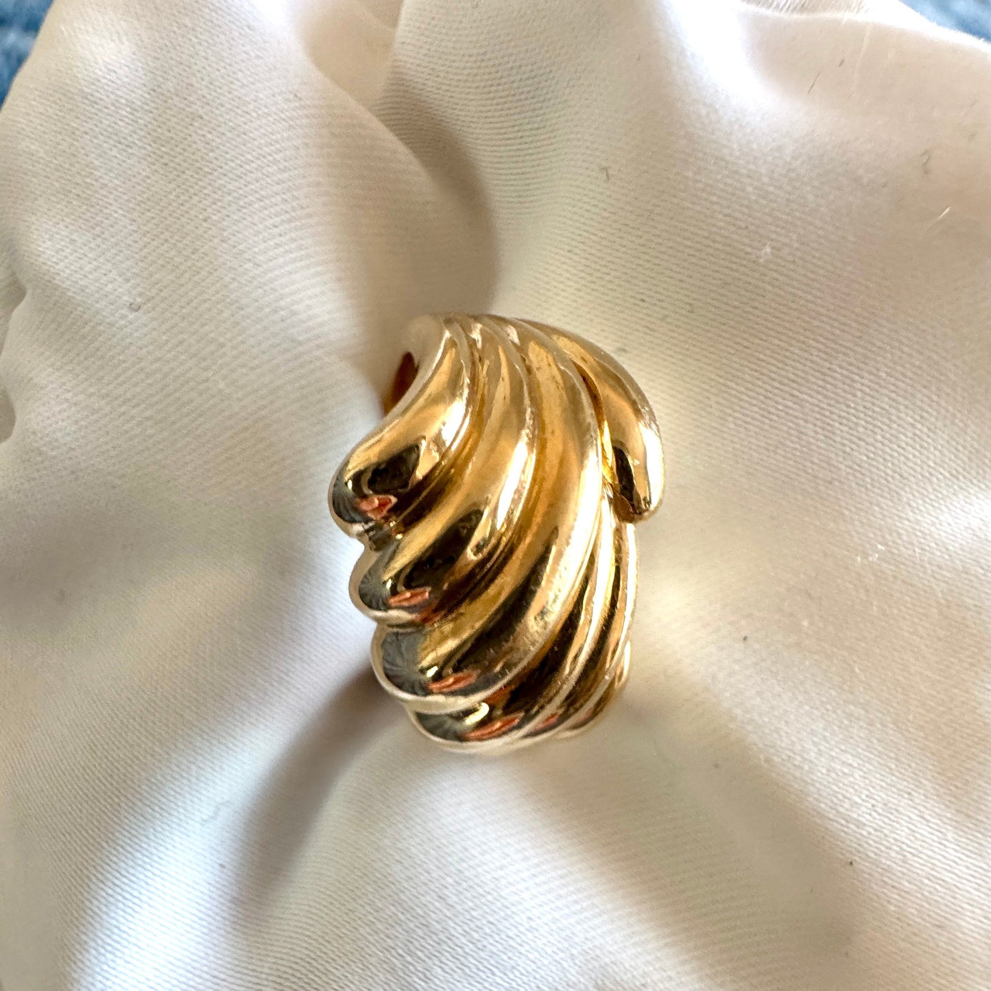 Rings like this are RARE - 18ct sculptural cloud/croissant ring - INCREDIBLE!! Size K 1/2