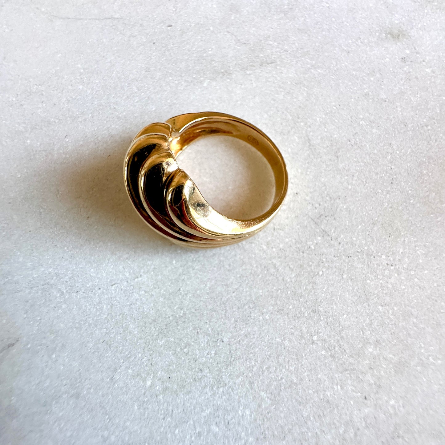 Rings like this are RARE - 18ct sculptural cloud/croissant ring - INCREDIBLE!! Size K 1/2
