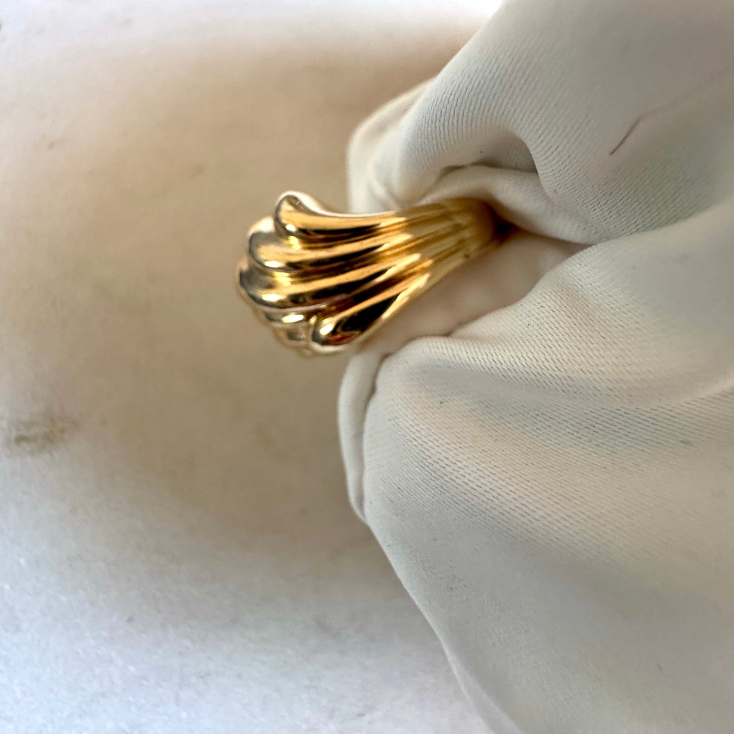 Rings like this are RARE - 18ct sculptural cloud/croissant ring - INCREDIBLE!! Size K 1/2