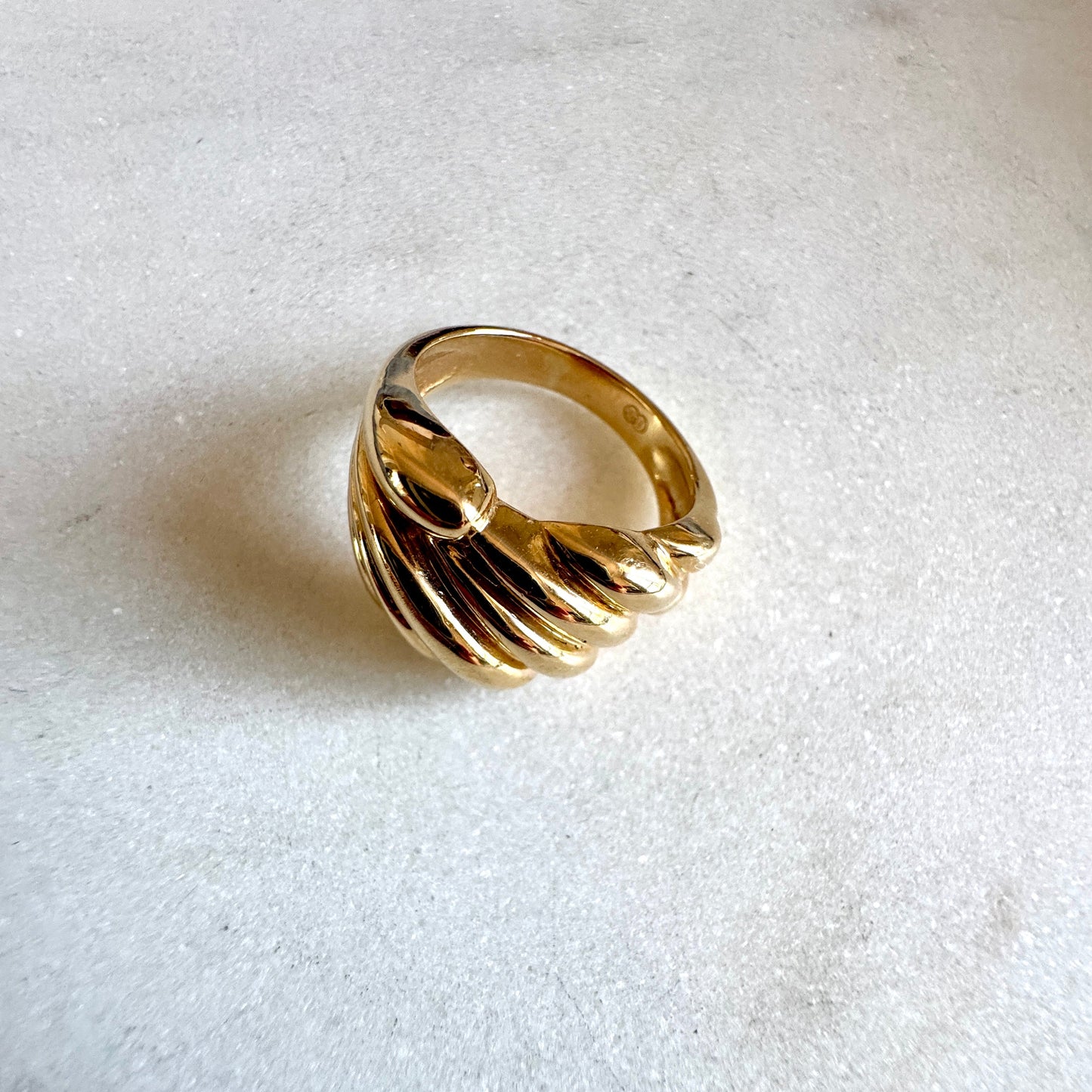 Rings like this are RARE - 18ct sculptural cloud/croissant ring - INCREDIBLE!! Size K 1/2