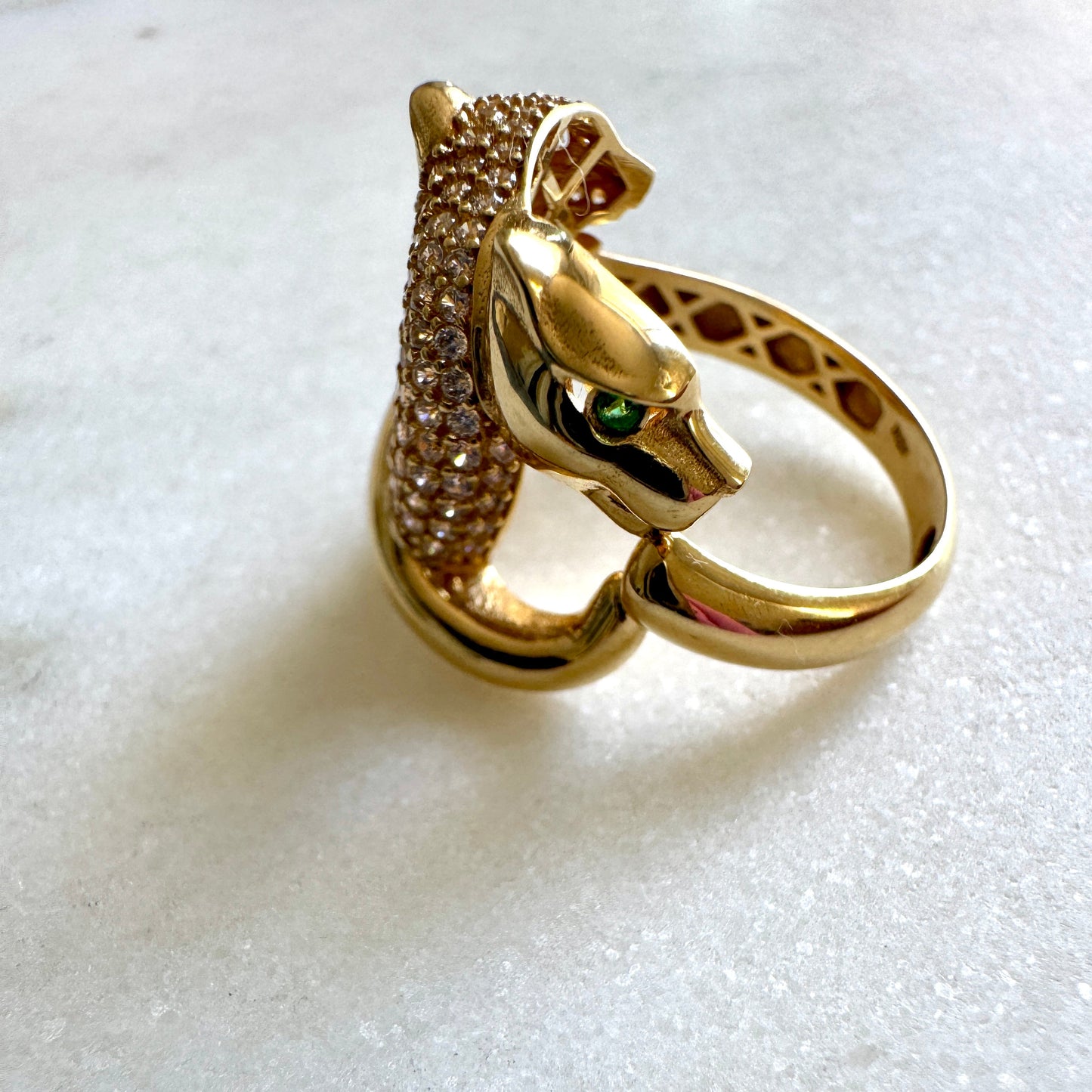 18ct gold wrapping panthers ring with CZ pave set stones Size O 1/2