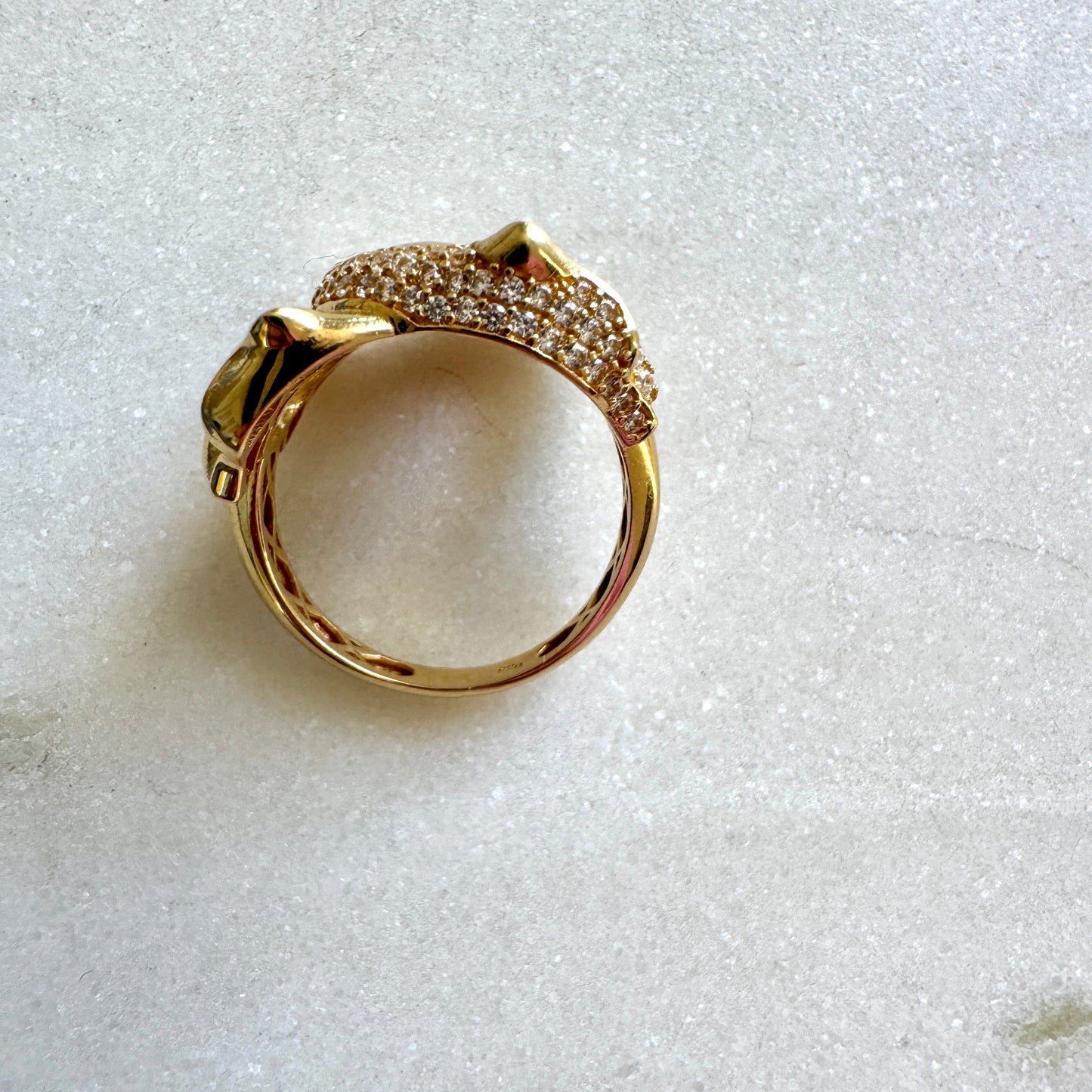 18ct gold wrapping panthers ring with CZ pave set stones Size O 1/2