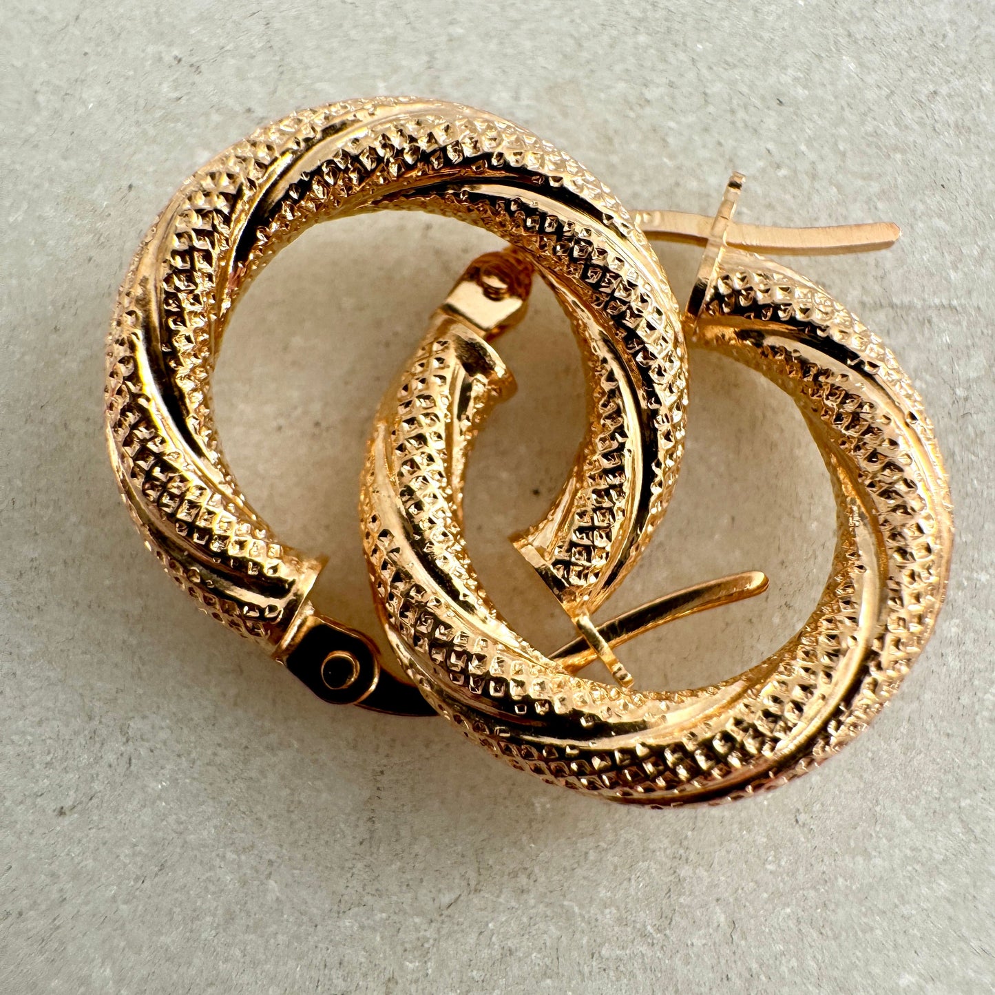 Vintage 9ct Unoaerre mesh style mini hoop earring
