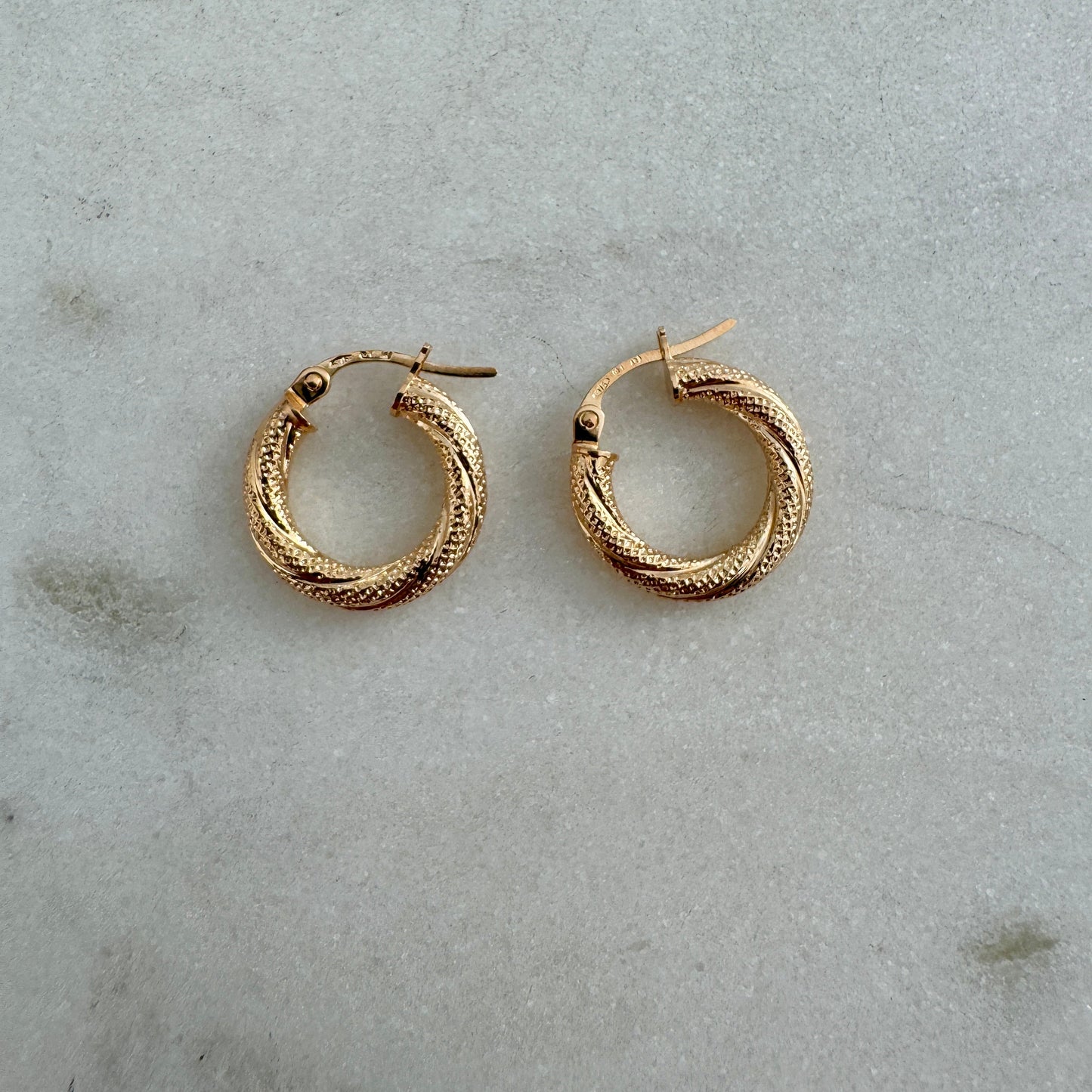 Vintage 9ct Unoaerre mesh style mini hoop earring