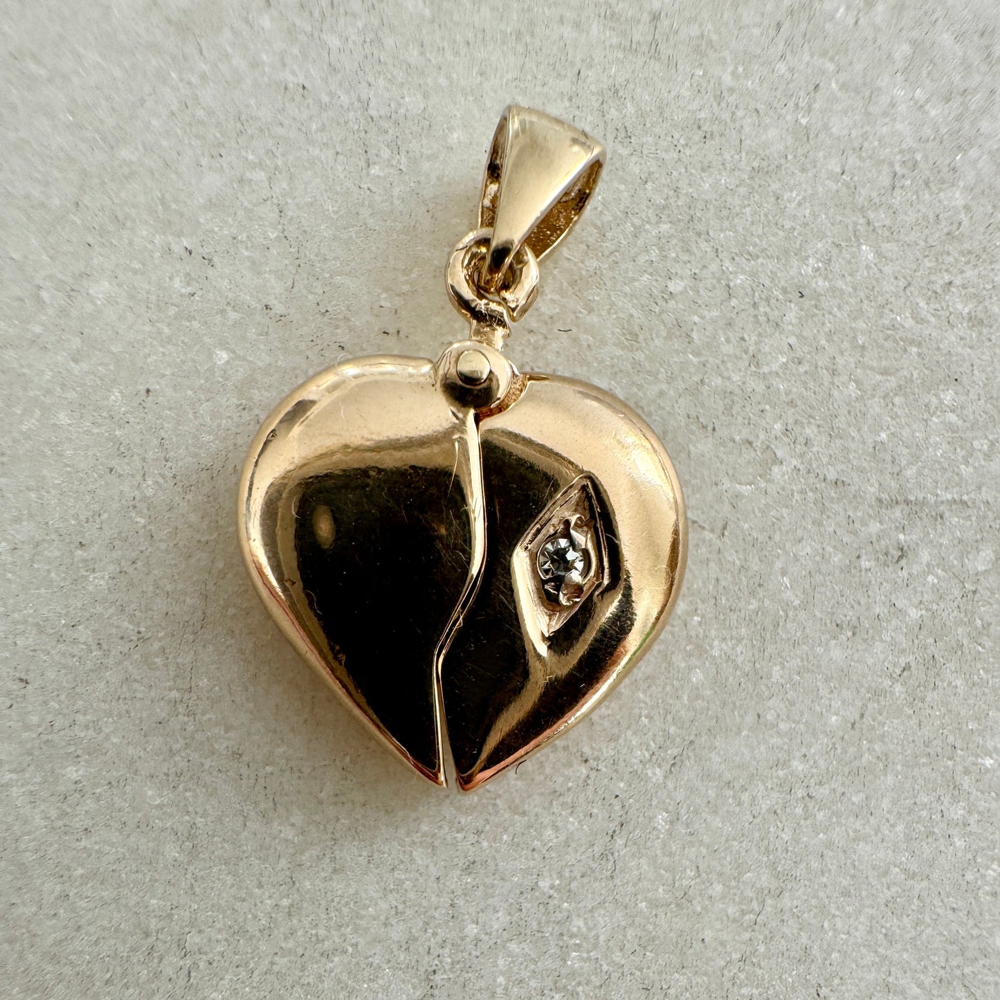Super special 9ct articulated heart pendant with a hidden message!!