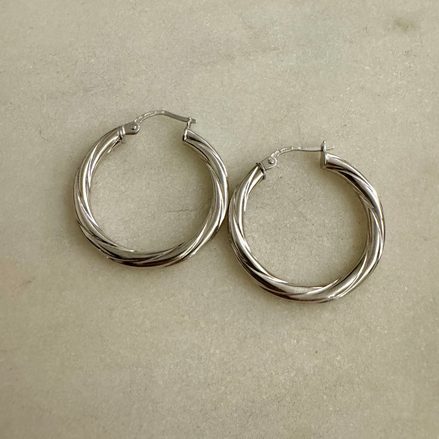 Unoaerre 9ct WHITE GOLD fantastic twisted hoops!