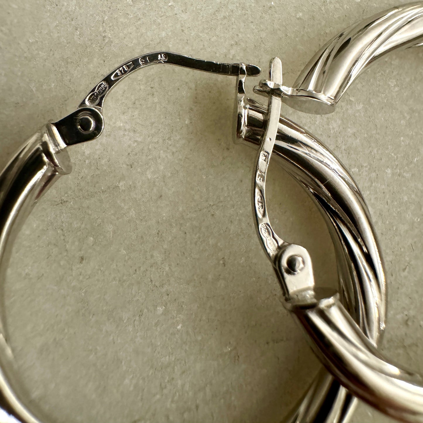 Unoaerre 9ct WHITE GOLD fantastic twisted hoops!