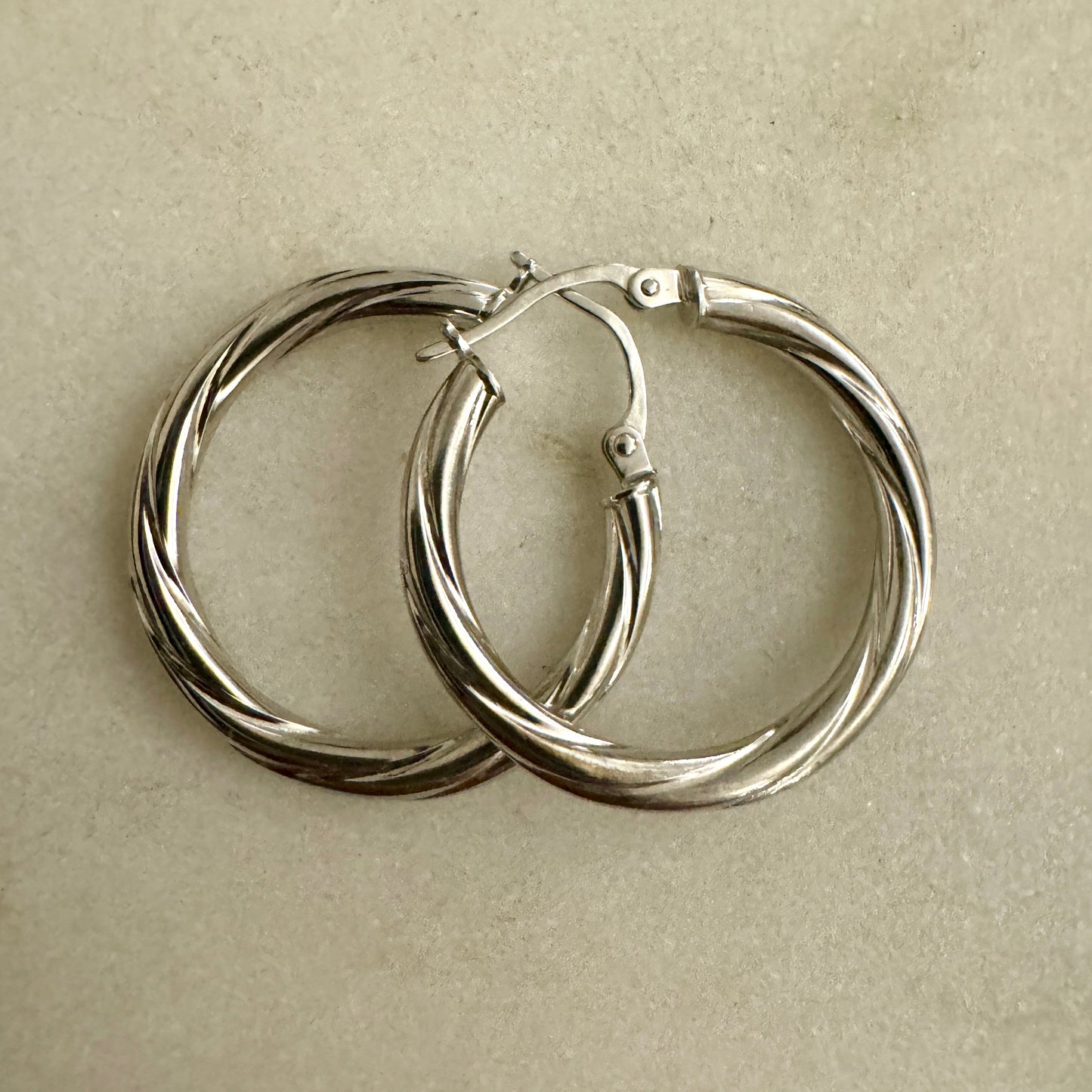 Unoaerre 9ct WHITE GOLD fantastic twisted hoops!