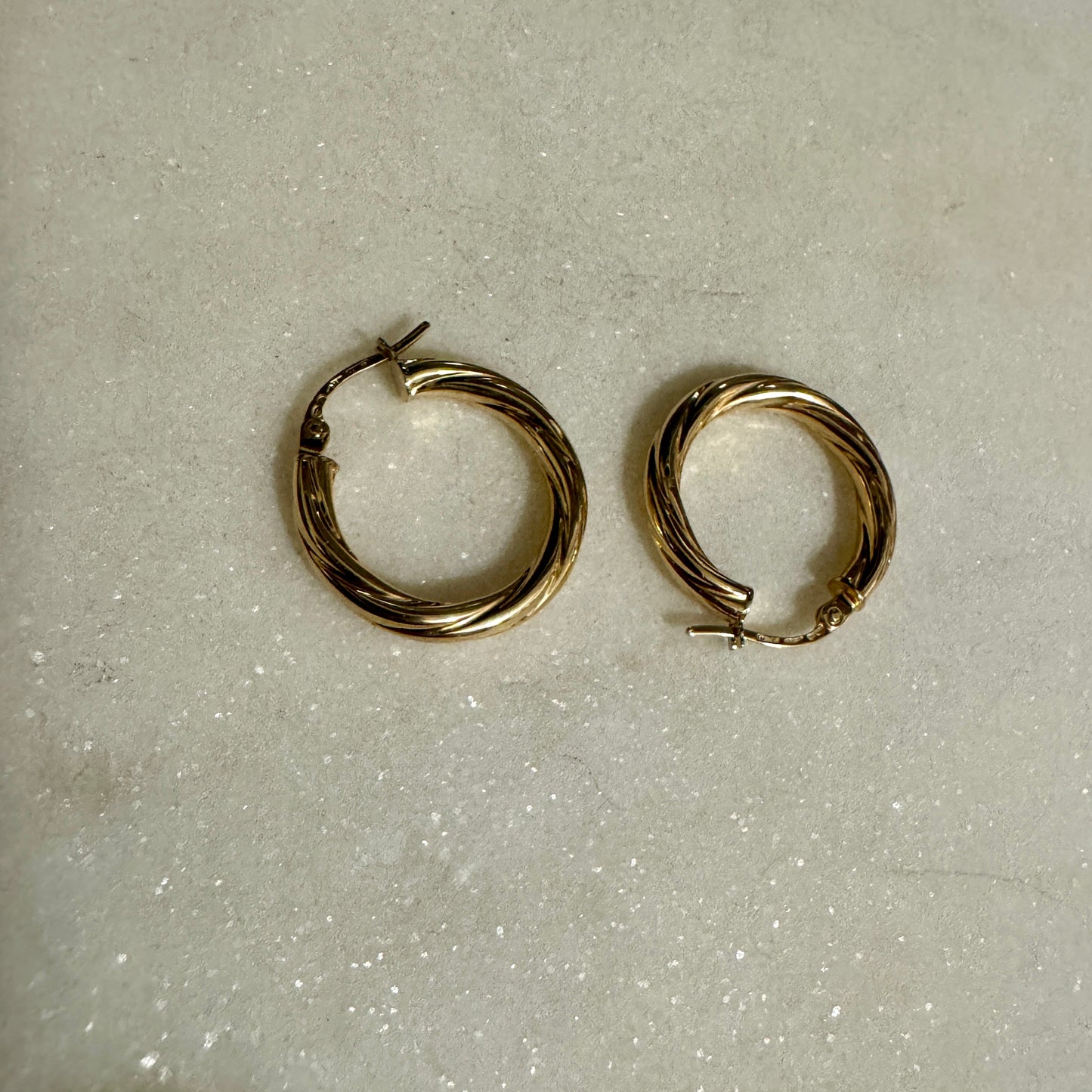 9ct yellow gold Unoaerre twist earrings - great medium size