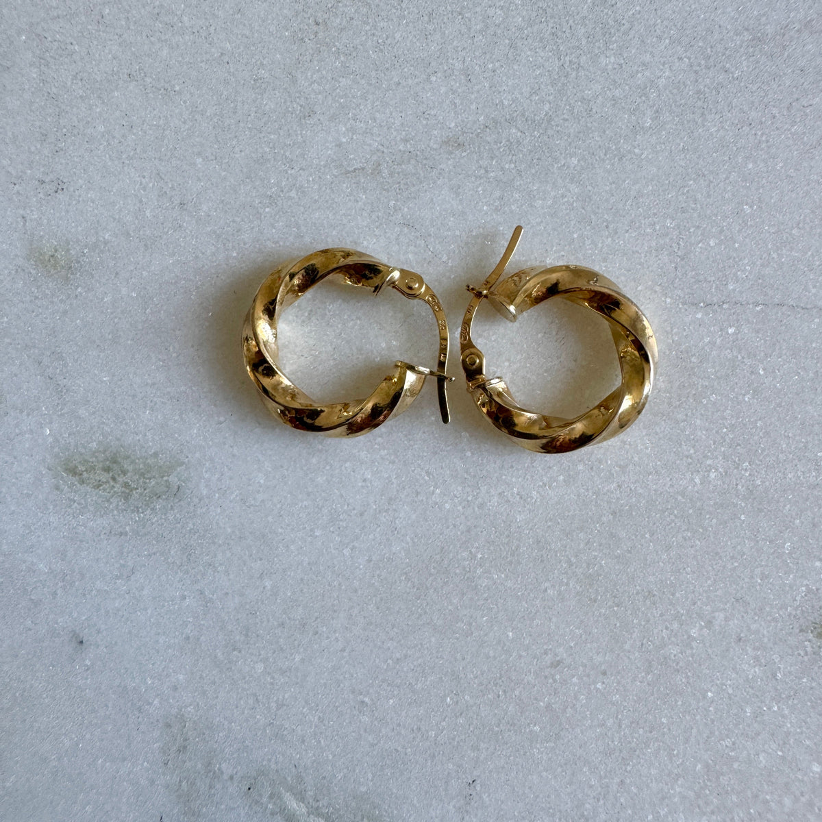 Unoaerre 9ct small twist hoops - beautiful condition