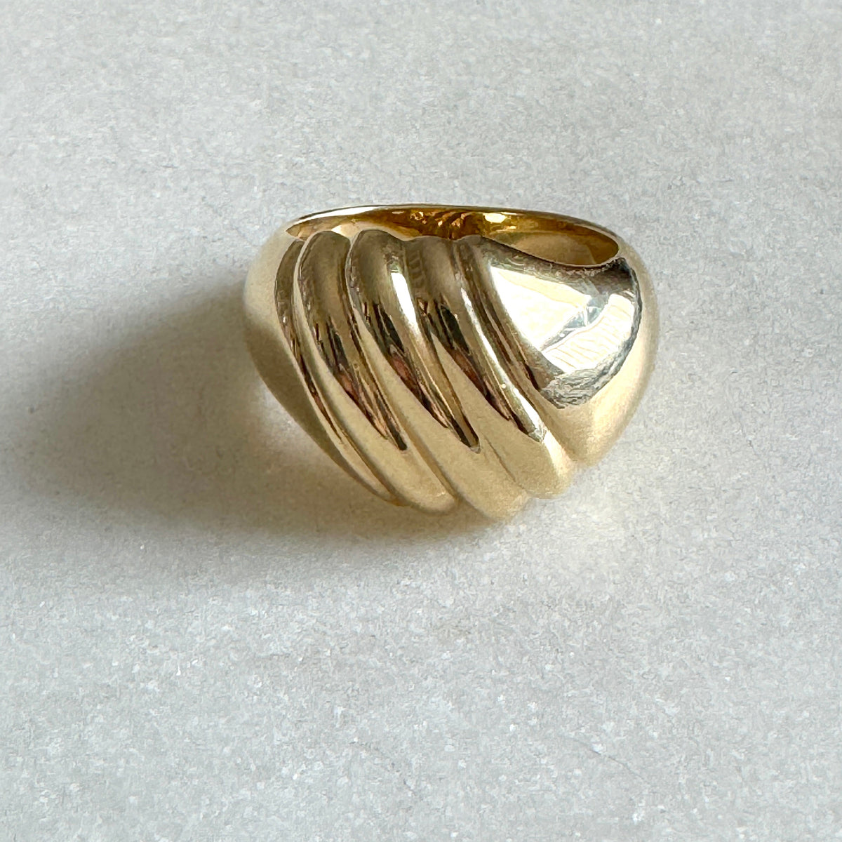 STUNNING 18ct HEAVY bombe domed profile ring - statemement piece!
