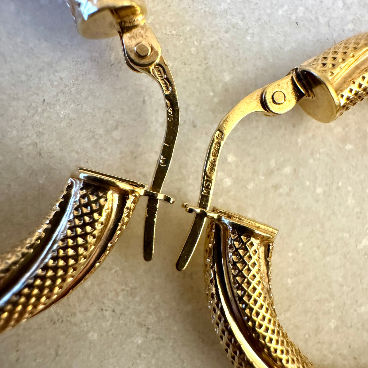 Unoaerre 9ct large mesh design hoops with UK Birmingham hallmarks - so good!