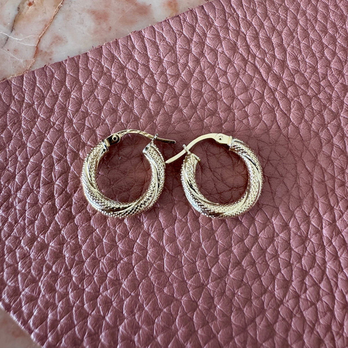 Small 9ct gold Unoaerre mesh style hoops - so pretty