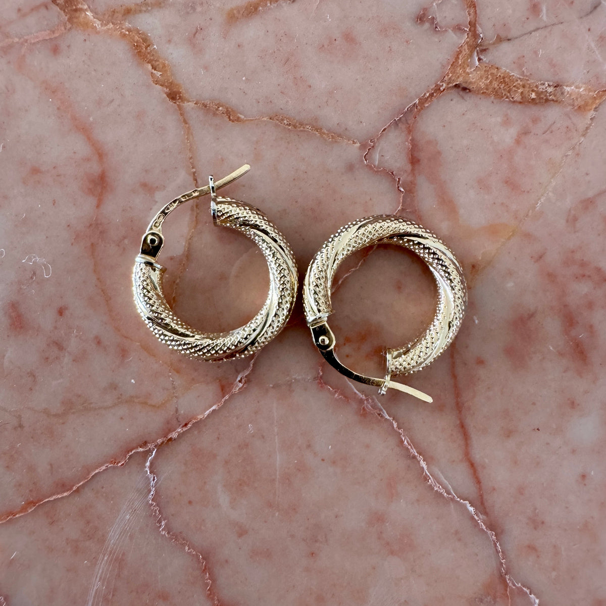 Small 9ct gold Unoaerre mesh style hoops - so pretty