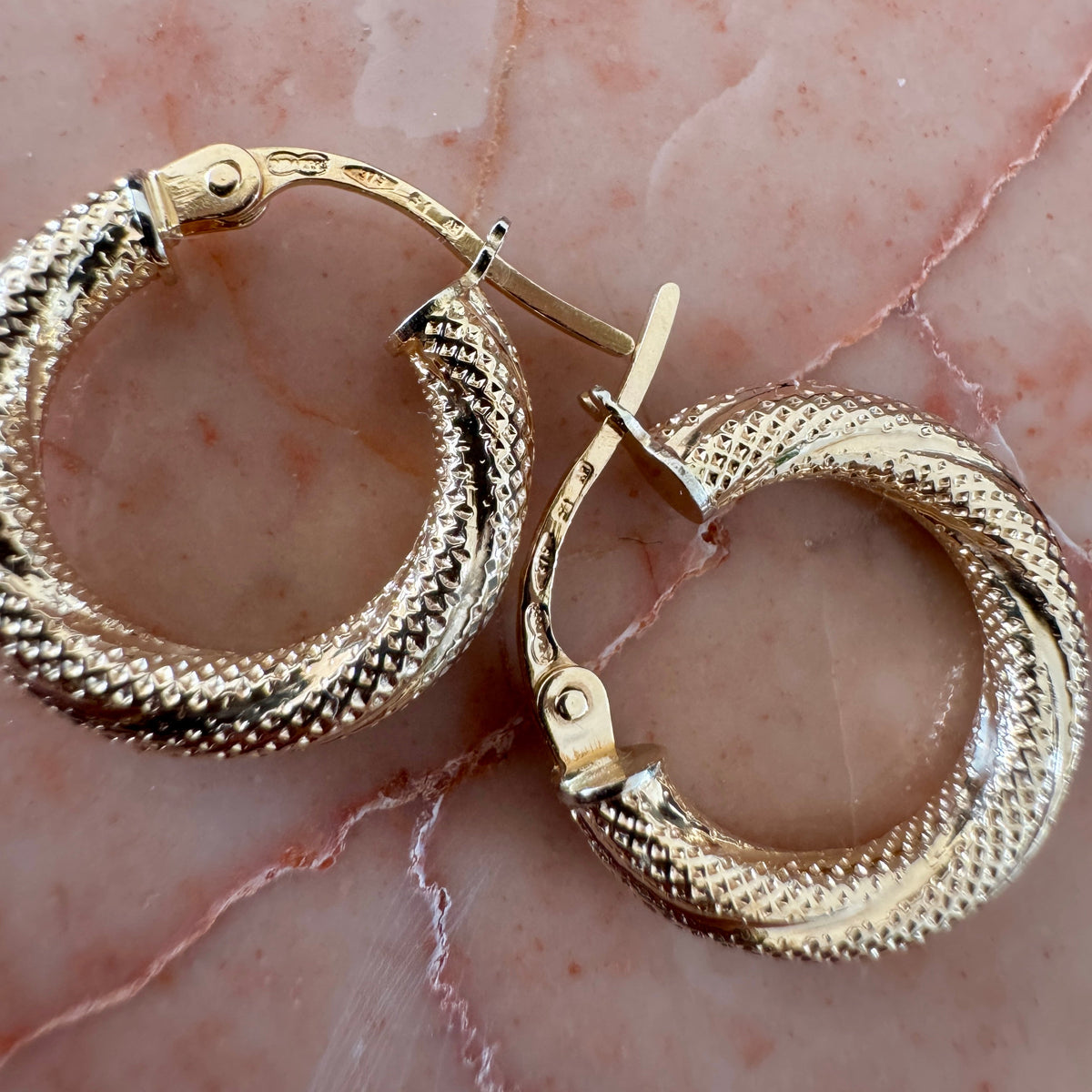 Small 9ct gold Unoaerre mesh style hoops - so pretty