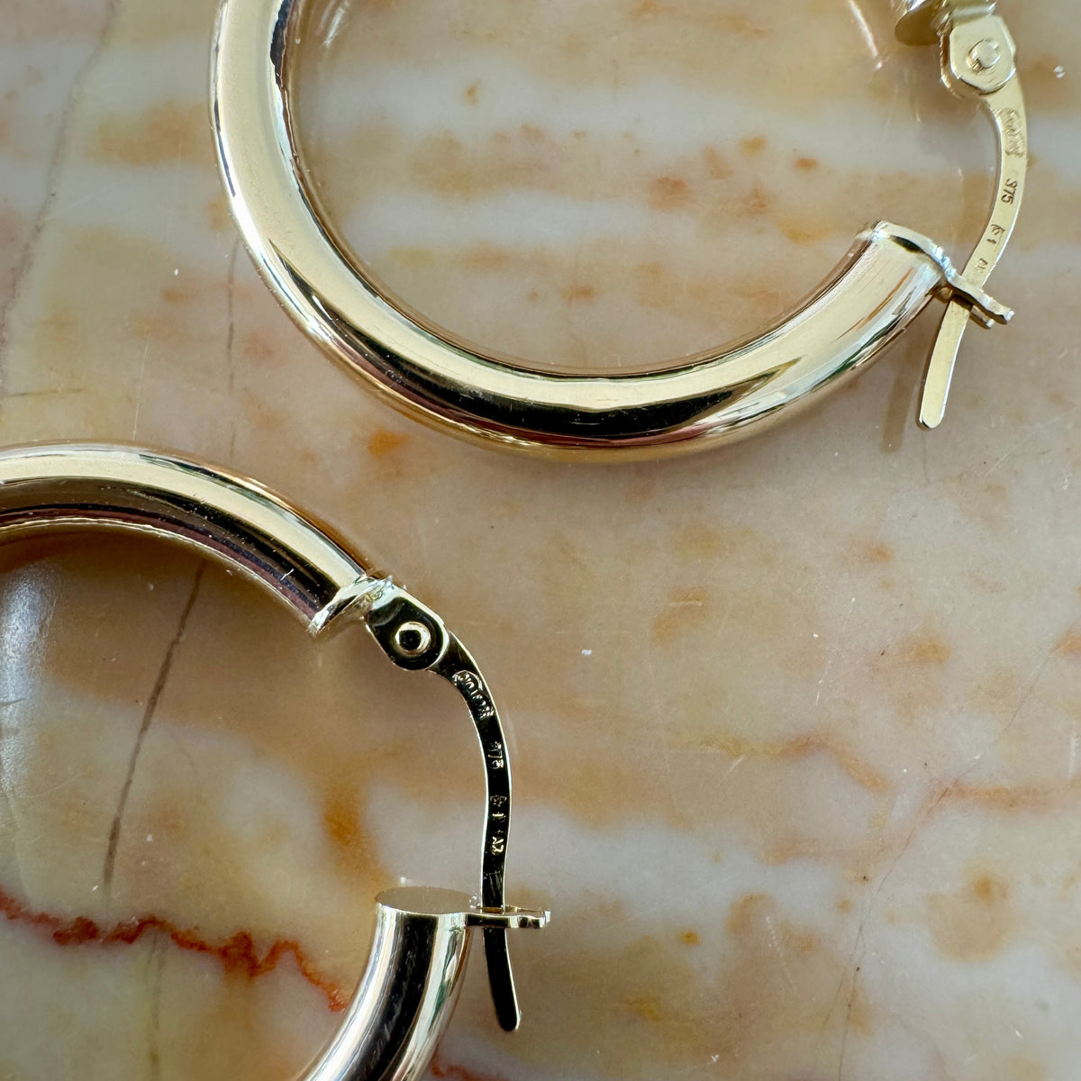 Vintage 9ct Unoaerre hoops - great medium size!