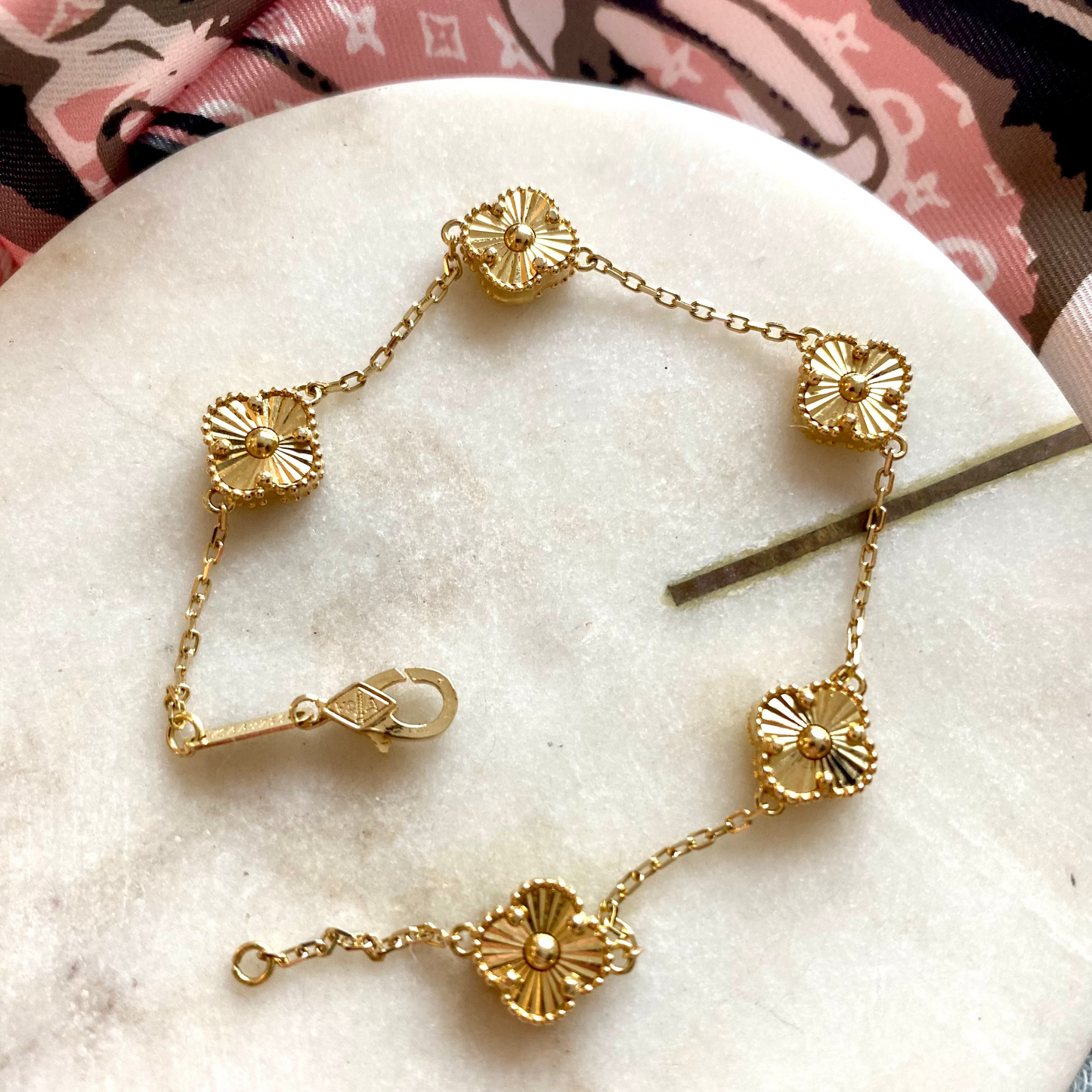 SOLD   18ct clover design bracelet - stunning!