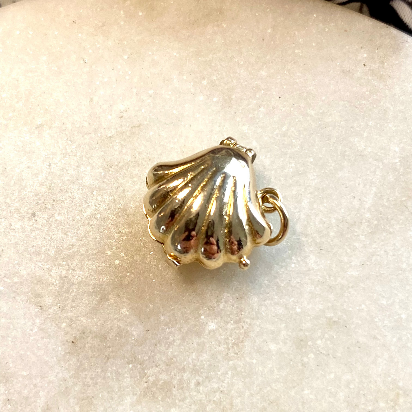 SOLD - Vintage 9ct gold articulated double shell charm
