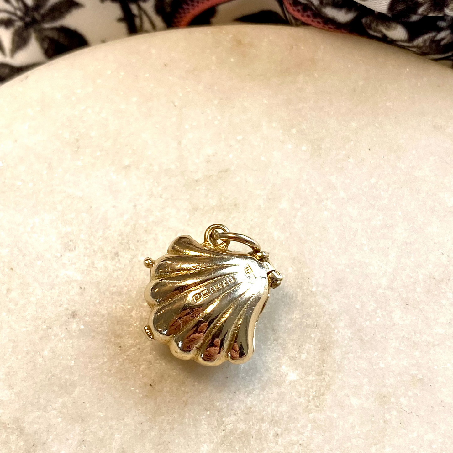 SOLD - Vintage 9ct gold articulated double shell charm