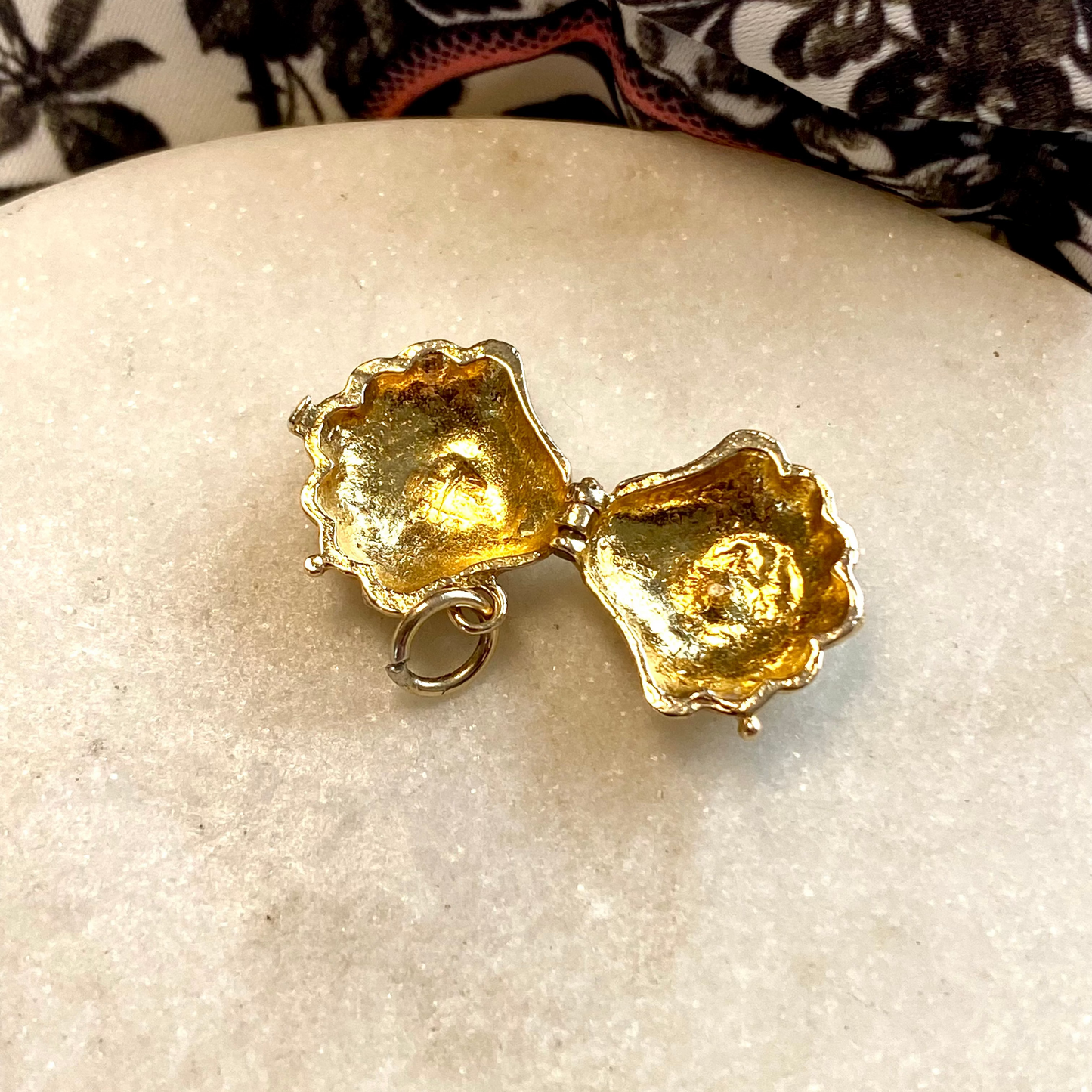 SOLD - Vintage 9ct gold articulated double shell charm