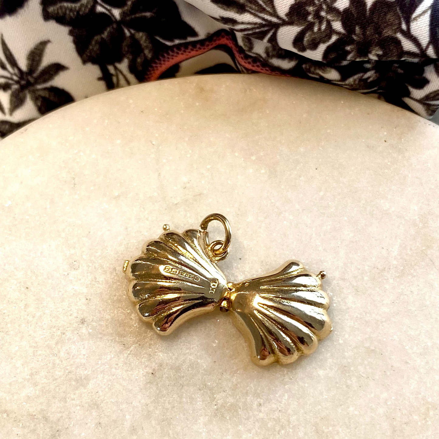 SOLD - Vintage 9ct gold articulated double shell charm
