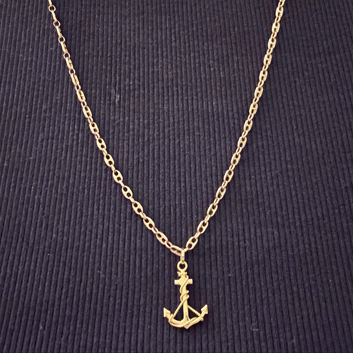 9ct little anchor pendant - delicate yet detailed