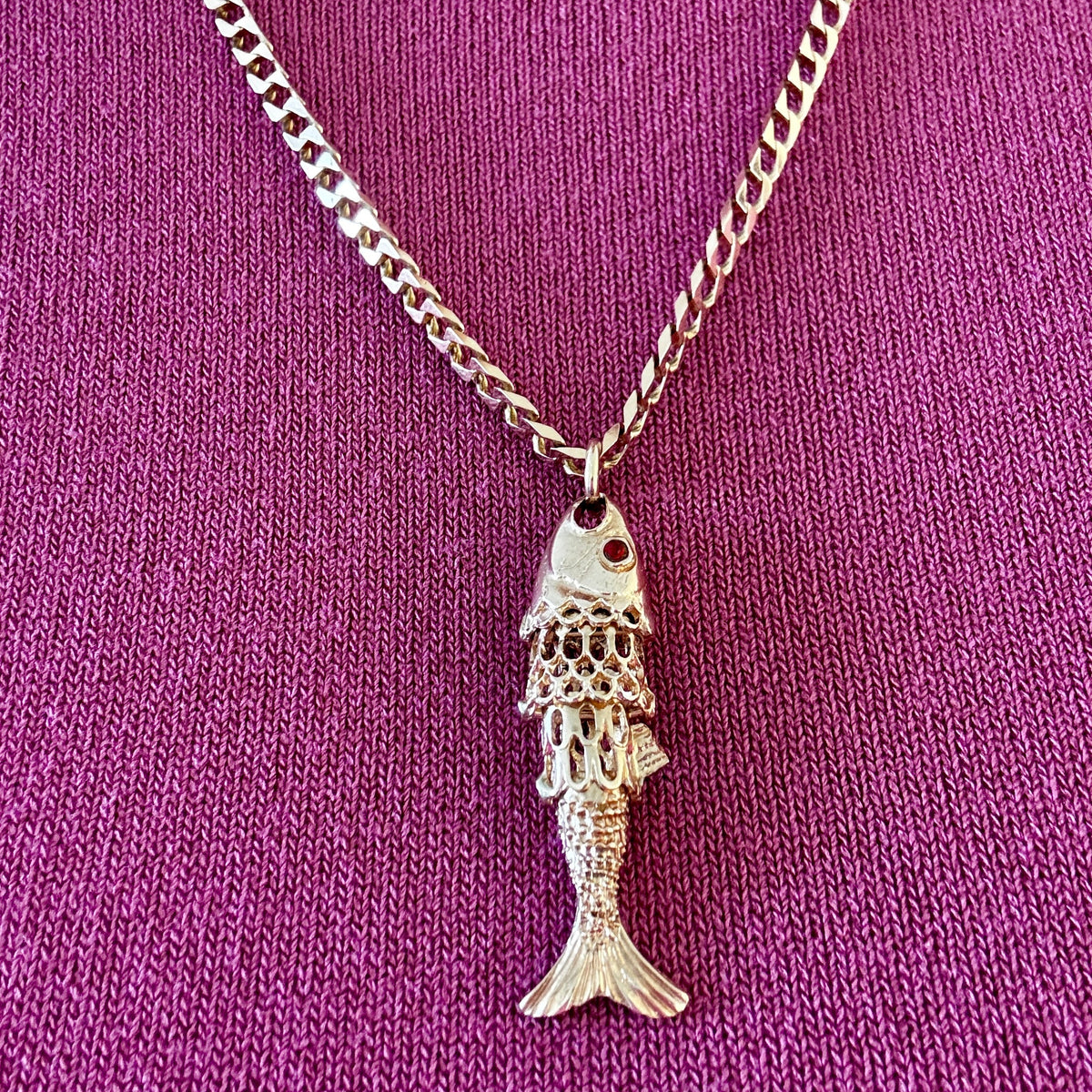 9ct 'old gold' articulated fish - full British hallmarks with garnet eyes! Collectable!