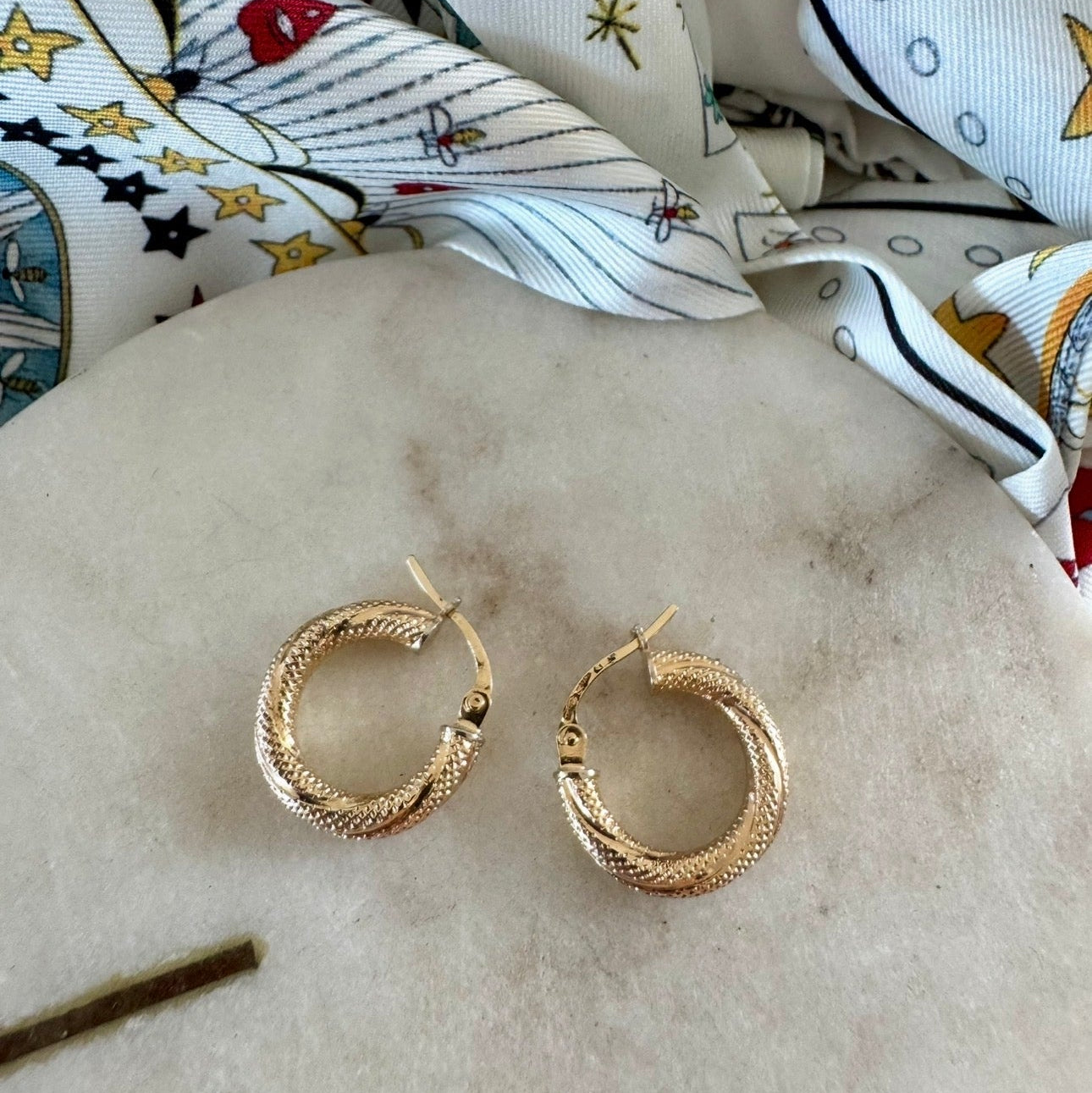 Vintage Italian 9ct gold Unoaerre mini dotted hoop earrings - pale yellow gold