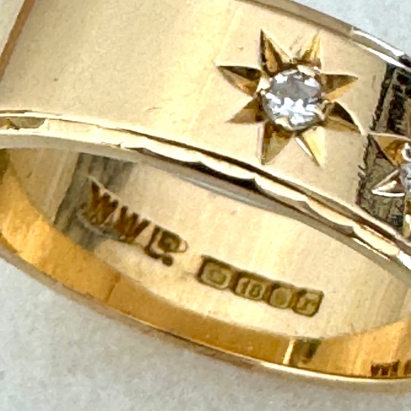 Vintage 18ct British low profile starburst ring with 3 diamonds